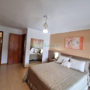 Sobrado com 185m², 3 dormitórios, 2 vagas, no bairro De Lazzer em Caxias do Sul para Comprar