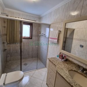 Sobrado com 185m², 3 dormitórios, 2 vagas, no bairro De Lazzer em Caxias do Sul para Comprar