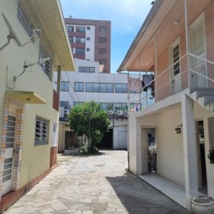 Casa com 187m², 6 dormitórios, 2 vagas, no bairro Rio Branco em Caxias do Sul para Comprar