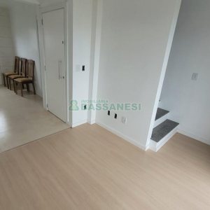 Sobrado com 82m², 2 dormitórios, 1 vaga, no bairro Nossa Senhora das Graças em Caxias do Sul para Alugar ou Comprar