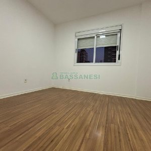 Apartamento com 101m², 3 dormitórios, 2 vagas, no bairro Universitário em Caxias do Sul para Comprar