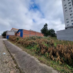 Terreno com 720m², no bairro Cinqüentenário em Caxias do Sul para Comprar