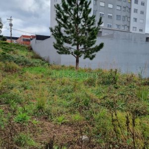 Terreno com 720m², no bairro Cinqüentenário em Caxias do Sul para Comprar