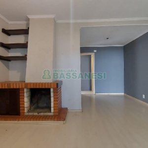 Sobrado com 160m², 2 dormitórios, 2 vagas, no bairro Cruzeiro em Caxias do Sul para Alugar