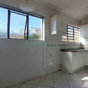 Sobrado com 160m², 2 dormitórios, 2 vagas, no bairro Cruzeiro em Caxias do Sul para Alugar