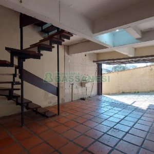 Sobrado com 160m², 2 dormitórios, 2 vagas, no bairro Cruzeiro em Caxias do Sul para Alugar