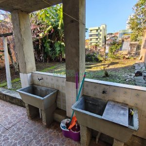 Casa com 169m², 4 dormitórios, 1 vaga, no bairro Rio Branco em Caxias do Sul para Comprar