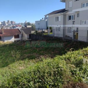 Terreno com 405m², no bairro Cinqüentenário em Caxias do Sul para Comprar