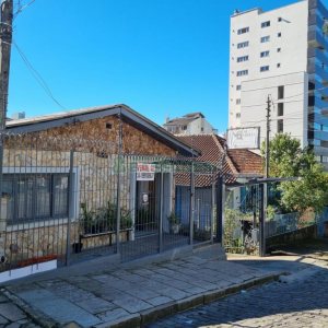 Casa com 330m², 3 dormitórios, 2 vagas, no bairro Rio Branco em Caxias do Sul para Comprar