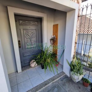 Casa com 330m², 3 dormitórios, 2 vagas, no bairro Rio Branco em Caxias do Sul para Comprar