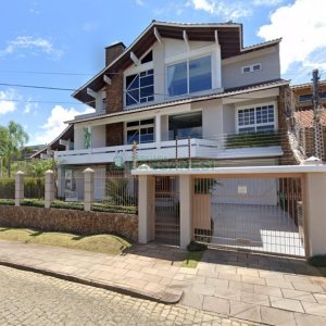 Casa com 600m², 3 dormitórios, 3 vagas, no bairro Cinqüentenário em Caxias do Sul para Comprar