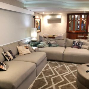 Casa com 600m², 3 dormitórios, 3 vagas, no bairro Cinqüentenário em Caxias do Sul para Comprar