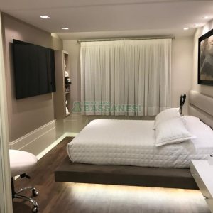 Casa com 600m², 3 dormitórios, 3 vagas, no bairro Cinqüentenário em Caxias do Sul para Comprar