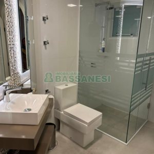 Casa com 600m², 3 dormitórios, 3 vagas, no bairro Cinqüentenário em Caxias do Sul para Comprar