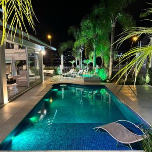 Casa com 600m², 3 dormitórios, 3 vagas, no bairro Cinqüentenário em Caxias do Sul para Comprar