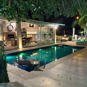 Casa com 600m², 3 dormitórios, 3 vagas, no bairro Cinqüentenário em Caxias do Sul para Comprar