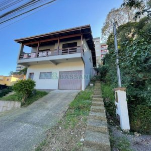 Casa com 224m², 3 dormitórios, 3 vagas, no bairro São Leopoldo em Caxias do Sul para Comprar