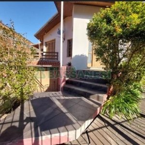 Casa com 125m², 3 dormitórios, 1 vaga, no bairro Colina Sorriso em Caxias do Sul para Alugar