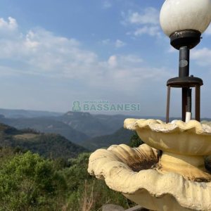 Chácara com 360m², 3 dormitórios, 1 vaga, no bairro Vila Cristina em Caxias do Sul para Comprar