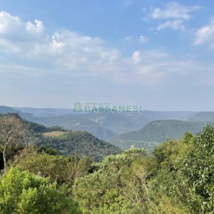 Chácara com 360m², 3 dormitórios, 1 vaga, no bairro Vila Cristina em Caxias do Sul para Comprar