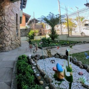 Casa com 353m², 4 dormitórios, 2 vagas, no bairro Petrópolis em Caxias do Sul para Comprar