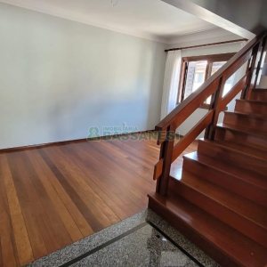 Casa com 353m², 4 dormitórios, 2 vagas, no bairro Petrópolis em Caxias do Sul para Comprar