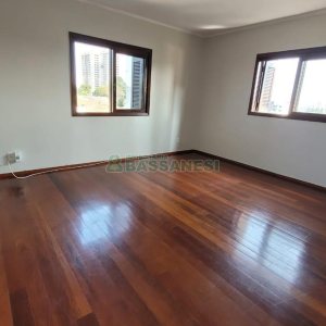 Casa com 353m², 4 dormitórios, 2 vagas, no bairro Petrópolis em Caxias do Sul para Comprar