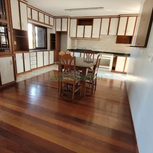 Casa com 353m², 4 dormitórios, 2 vagas, no bairro Petrópolis em Caxias do Sul para Comprar
