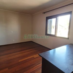 Casa com 353m², 4 dormitórios, 2 vagas, no bairro Petrópolis em Caxias do Sul para Comprar