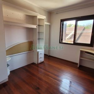 Casa com 353m², 4 dormitórios, 2 vagas, no bairro Petrópolis em Caxias do Sul para Comprar