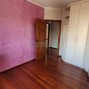 Casa com 353m², 4 dormitórios, 2 vagas, no bairro Petrópolis em Caxias do Sul para Comprar