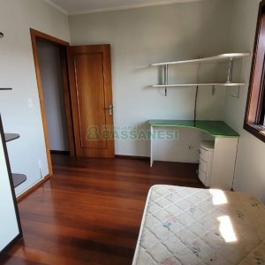 Casa com 353m², 4 dormitórios, 2 vagas, no bairro Petrópolis em Caxias do Sul para Comprar
