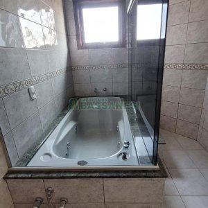 Casa com 353m², 4 dormitórios, 2 vagas, no bairro Petrópolis em Caxias do Sul para Comprar