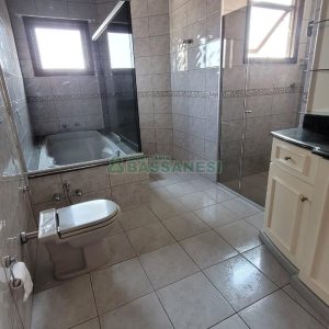 Casa com 353m², 4 dormitórios, 2 vagas, no bairro Petrópolis em Caxias do Sul para Comprar