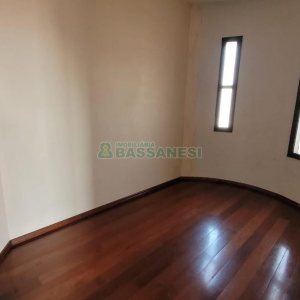 Casa com 353m², 4 dormitórios, 2 vagas, no bairro Petrópolis em Caxias do Sul para Comprar
