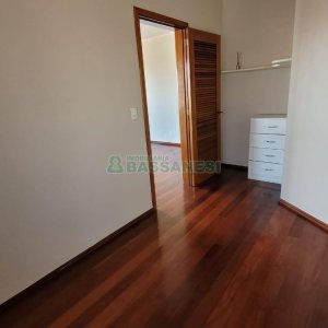 Casa com 353m², 4 dormitórios, 2 vagas, no bairro Petrópolis em Caxias do Sul para Comprar