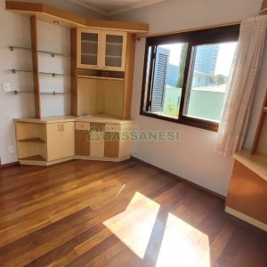 Casa com 353m², 4 dormitórios, 2 vagas, no bairro Petrópolis em Caxias do Sul para Comprar