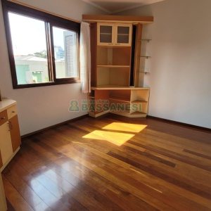 Casa com 353m², 4 dormitórios, 2 vagas, no bairro Petrópolis em Caxias do Sul para Comprar