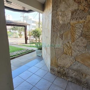 Casa com 353m², 4 dormitórios, 2 vagas, no bairro Petrópolis em Caxias do Sul para Comprar