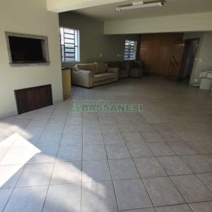 Casa com 353m², 4 dormitórios, 2 vagas, no bairro Petrópolis em Caxias do Sul para Comprar