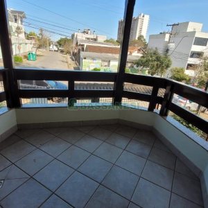 Casa com 353m², 4 dormitórios, 2 vagas, no bairro Petrópolis em Caxias do Sul para Comprar