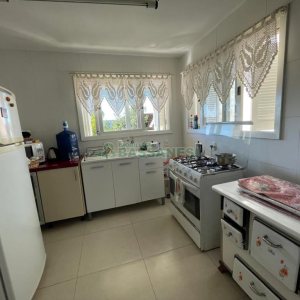 Casa com 141m², 3 dormitórios, 1 vaga, no bairro Santa Lúcia em Caxias do Sul para Comprar