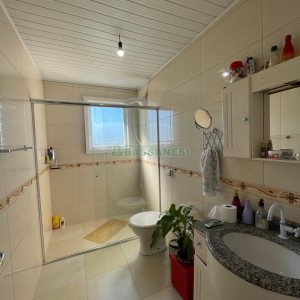 Casa com 141m², 3 dormitórios, 1 vaga, no bairro Santa Lúcia em Caxias do Sul para Comprar