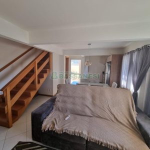 Sobrado com 94m², 3 dormitórios, 2 vagas, no bairro Treviso em Caxias do Sul para Comprar