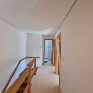 Sobrado com 94m², 3 dormitórios, 2 vagas, no bairro Treviso em Caxias do Sul para Comprar