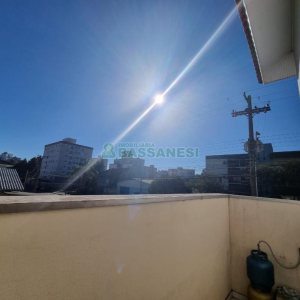 Sobrado com 94m², 3 dormitórios, 2 vagas, no bairro Treviso em Caxias do Sul para Comprar