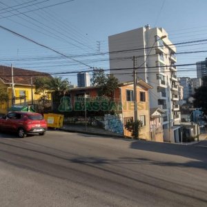 Casa com 120m², 4 dormitórios, 1 vaga, no bairro Cristo Redentor em Caxias do Sul para Comprar