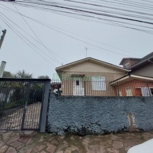 Casa com 141m², 2 dormitórios, 4 vagas, no bairro Marechal Floriano em Caxias do Sul para Comprar