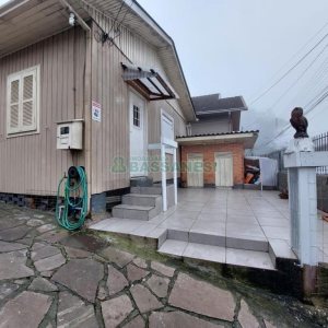 Casa com 141m², 2 dormitórios, 4 vagas, no bairro Marechal Floriano em Caxias do Sul para Comprar