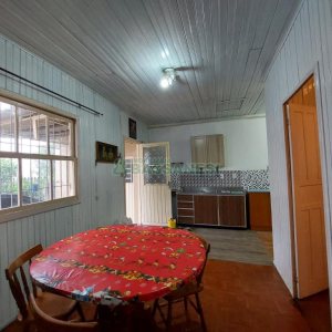 Casa com 141m², 2 dormitórios, 4 vagas, no bairro Marechal Floriano em Caxias do Sul para Comprar